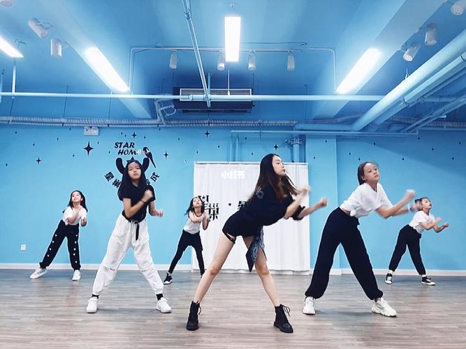 舞蹈蓝色的蒙古草原