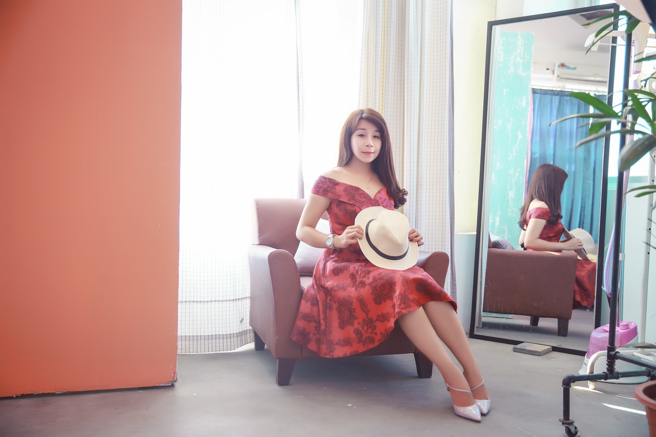 49岁周炜与妻子穿军装拍写真，展现别样魅力