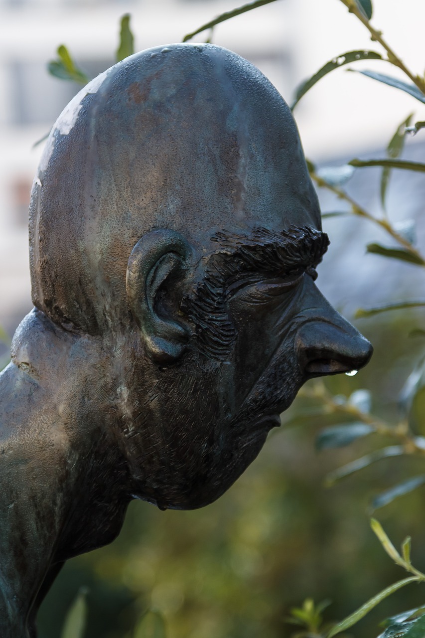 养殖场现大蟒蛇被抓时已产下8枚蛇卵