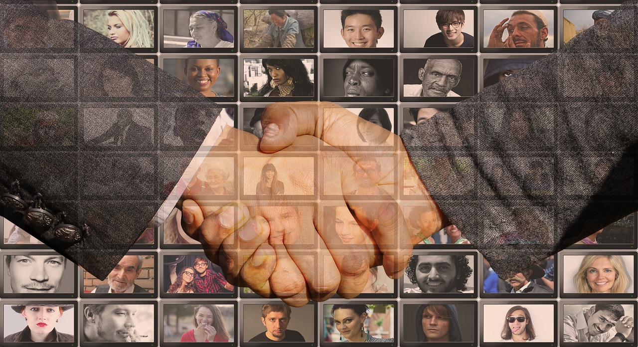 近日，一段令人震惊的视频在社交媒体上疯传，视频中一位女子遭到多名男子的泼水猥亵。事件发生在印度，据称这名女子在街头遭到围攻，多名男子不仅对她泼水，还对她进行其他形式的猥亵行为。