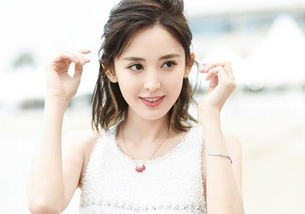 不受论文争议影响，杨幂晒照俏皮灵动显少女，肤白貌美惹人爱