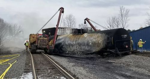 美国毒列车脱轨事故原因公布，美官员向当地居民道歉