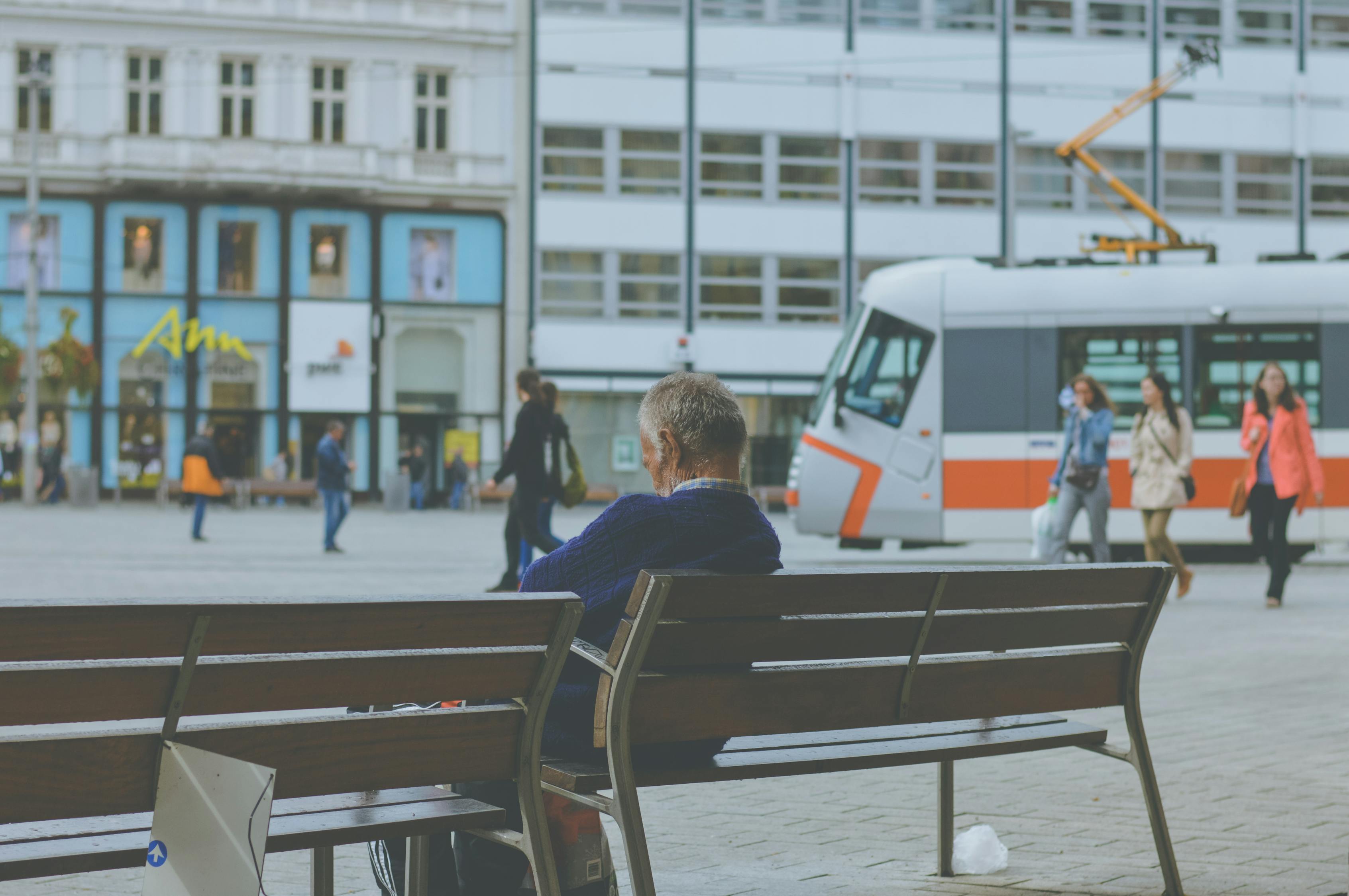 一名女子在怀孕6个月时，在飞机上突然分娩，这起意外事件震惊了全球的航空公司。事情发生在上个月，该女子从纽约飞往洛杉矶，在飞机厕所中突然分娩，幸运的是，她和她的孩子都没有受伤。