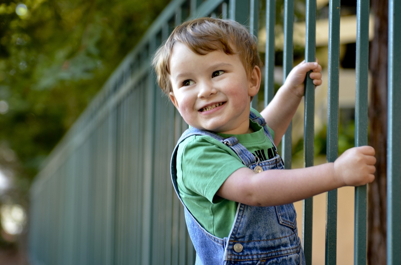 一个男孩的暑假作业被他的爸爸用泡面烫没了，这件事情引起了网友的广泛热议。据男孩的妈妈介绍，男孩的暑假作业是一份手写的作业，作业量比较大，需要写很多字。而男孩的爸爸为了惩罚他，竟然将他的暑假作业用泡面烫没了。