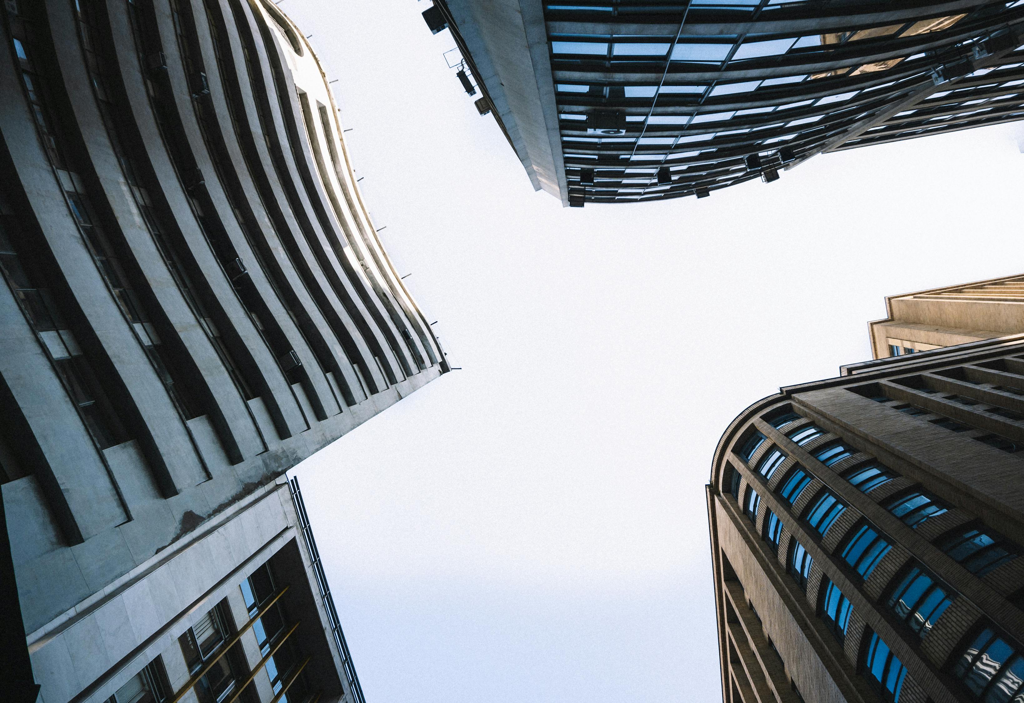 女子高楼撒10万现金后跳楼，警方回应，已排除刑事案件可能