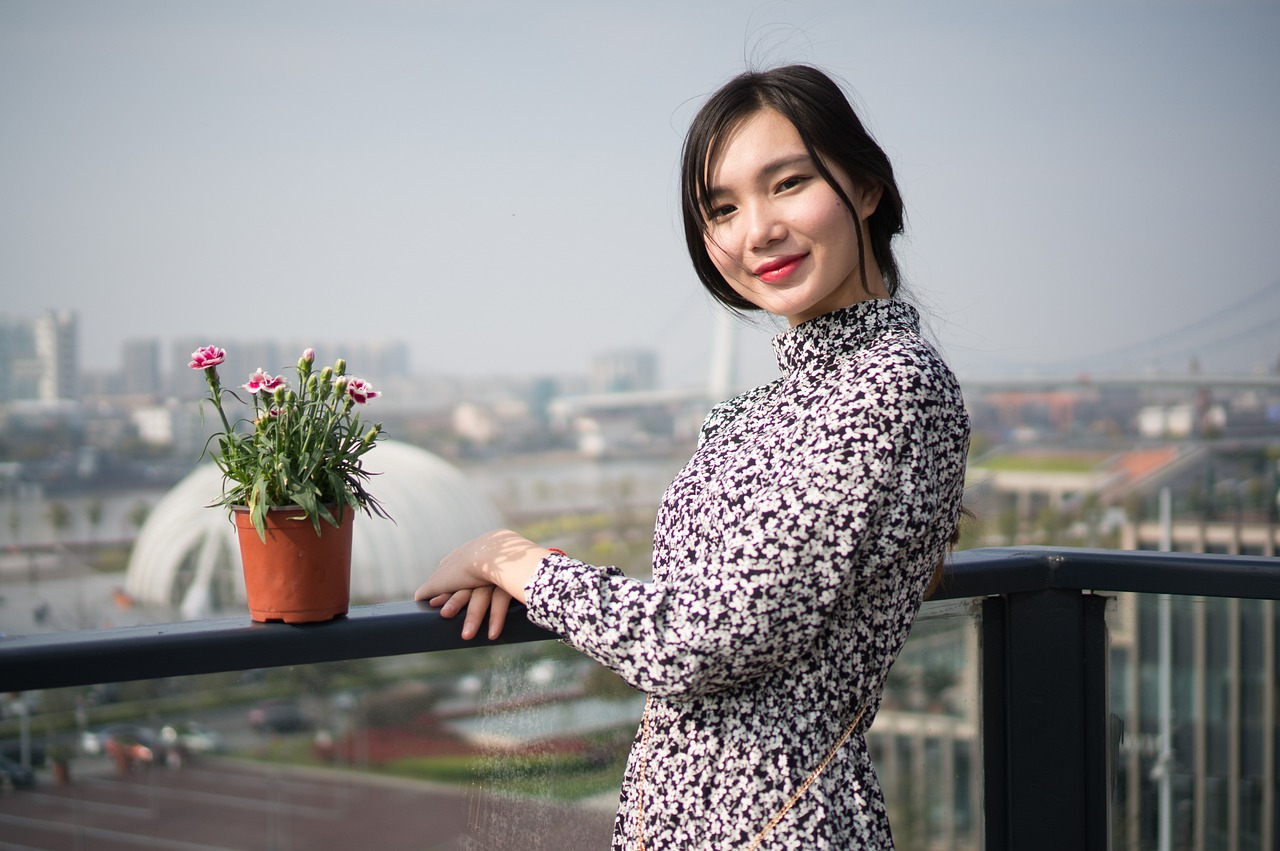 我的女儿今年10岁，体重却已经达到了105斤。她从小就比同龄人高大，我们曾经以此为豪，但如今却成了她的负担。因为她生病需要照顾，而她的体重让爸爸抱她变得非常困难。