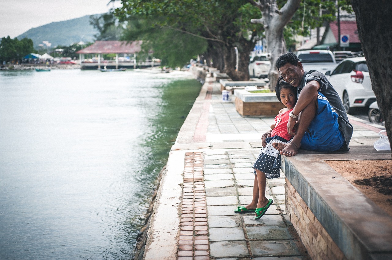 当女儿去外地上大学时，爸爸哭成泪人