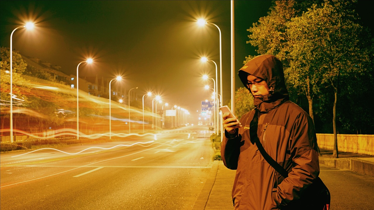 男子为等家人4次用身体阻挡高铁关门