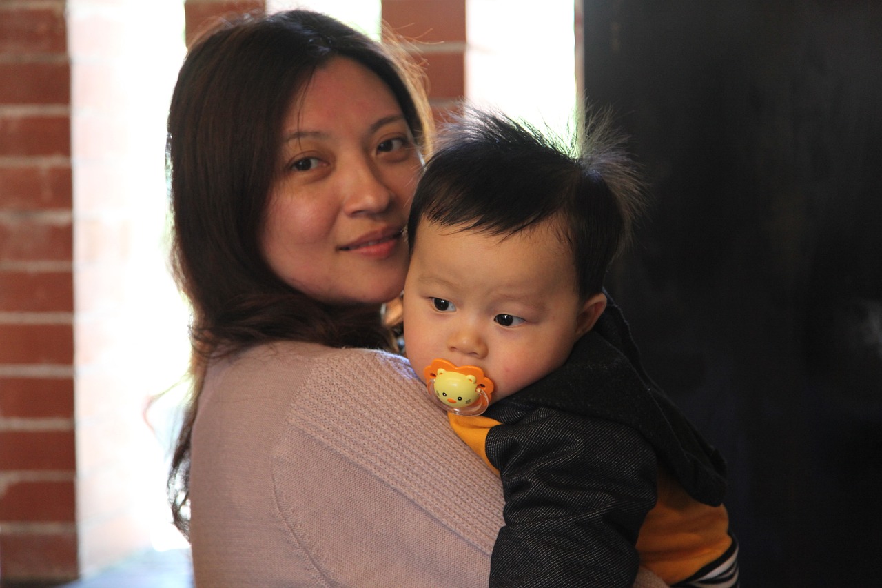 台风掀飞居民家窗户 娃被吓哭