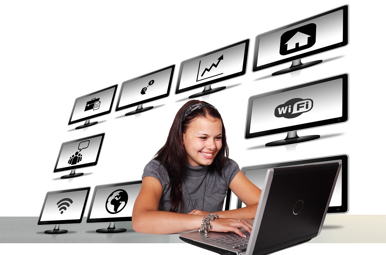 女子趁店员不注意用嘴盗走小金豆