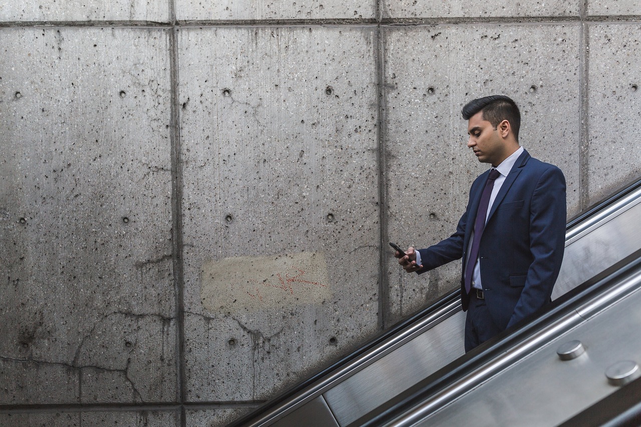 空调安装工坠亡 家属索赔百万