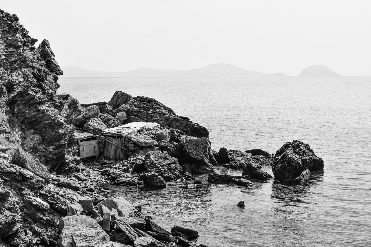 男子刷手机掉海里漂了3小时获救，惊险的海洋漂流经历