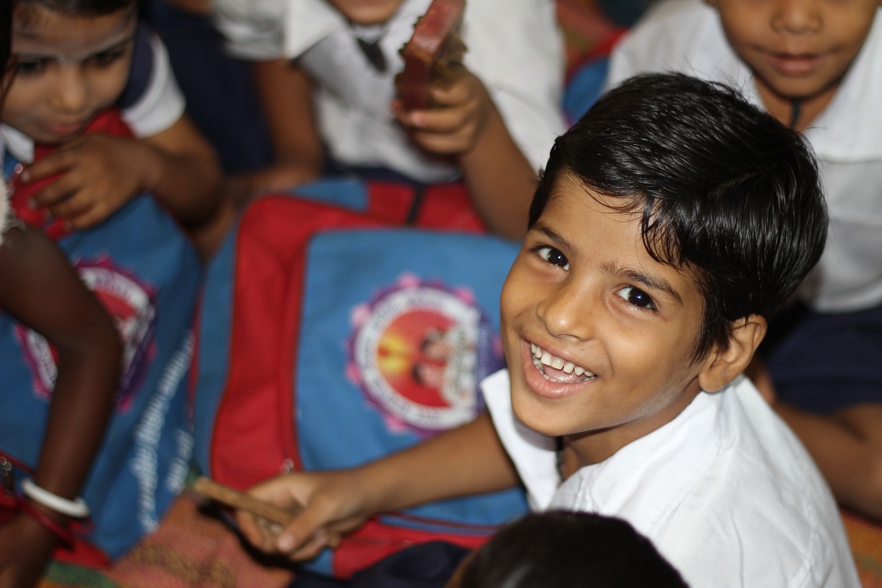 爱的传承，孙子结婚，奶奶拿出卖菜攒的1万元