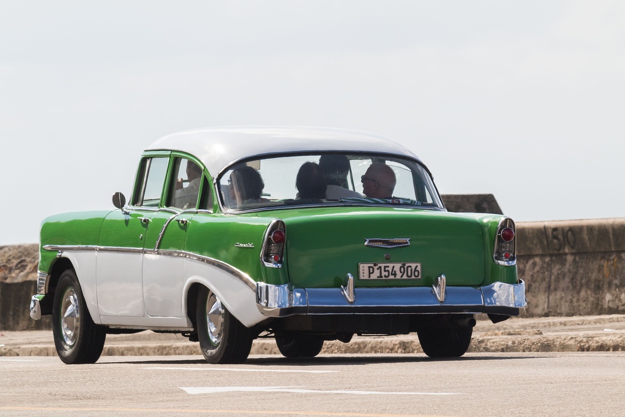 烈火中的英雄，轿车自燃，爷孙遇险，众人携手上演生死救援！