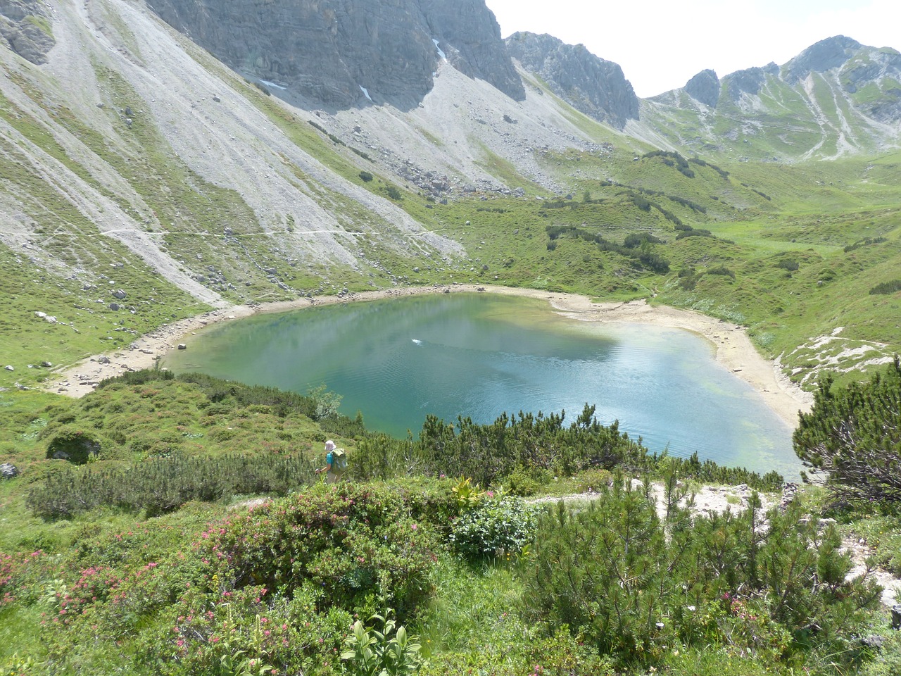 探秘香格里拉无底湖，徒步之旅的绝美风光与心灵震撼