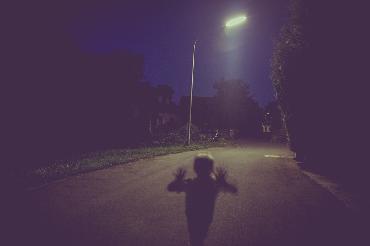 古村的沉寂，民间流传的鬼魅奇谈——夜访幽灵之地