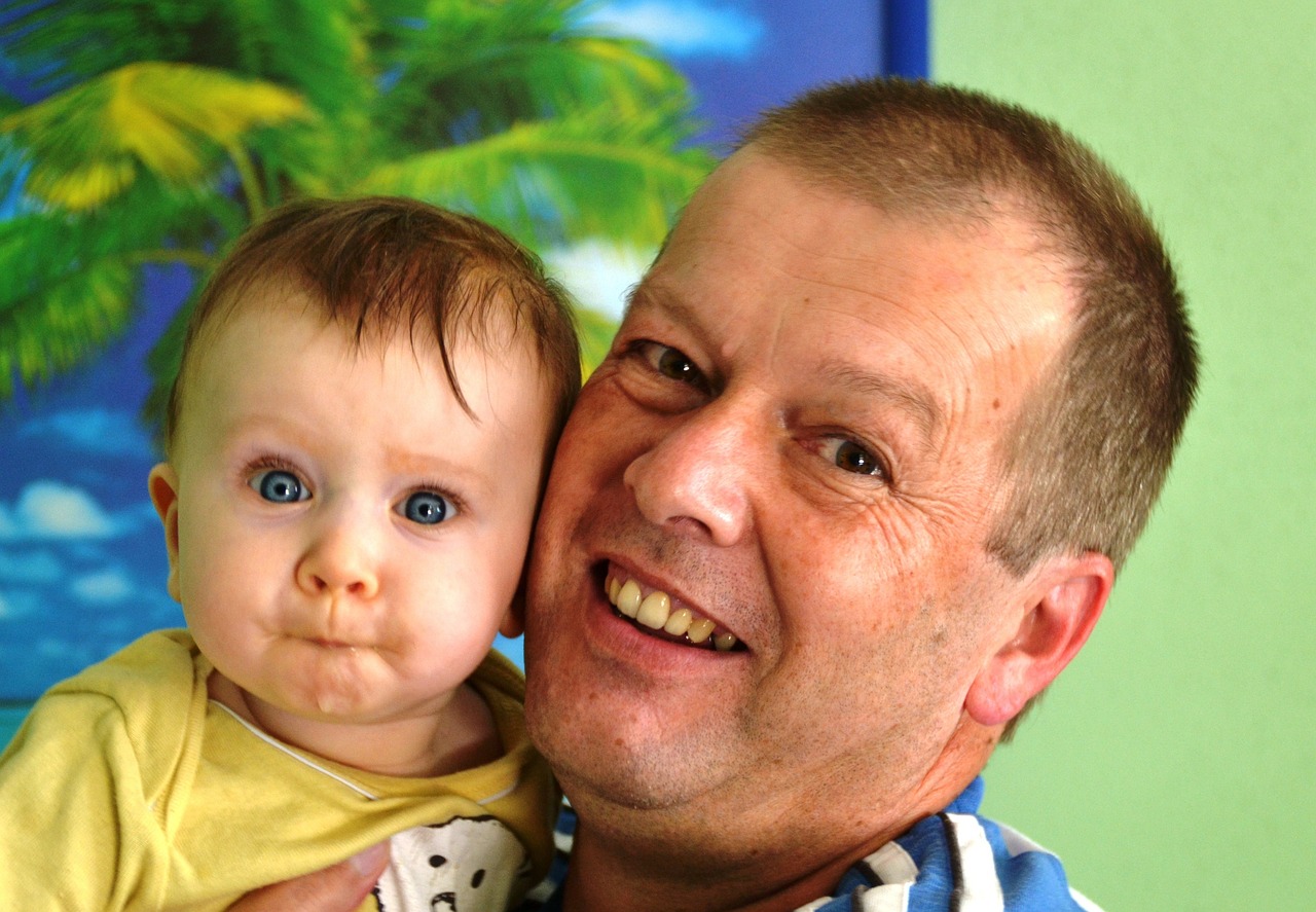 78岁爷爷每天走2小时到医院照顾孙子，爱的脚步不停歇