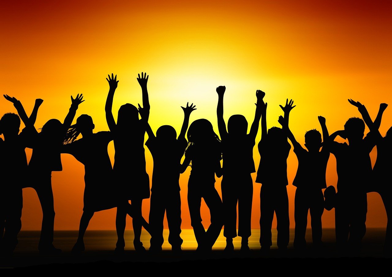 马斯克想让14个母子同住一屋，背后的理念、争议与未来展望