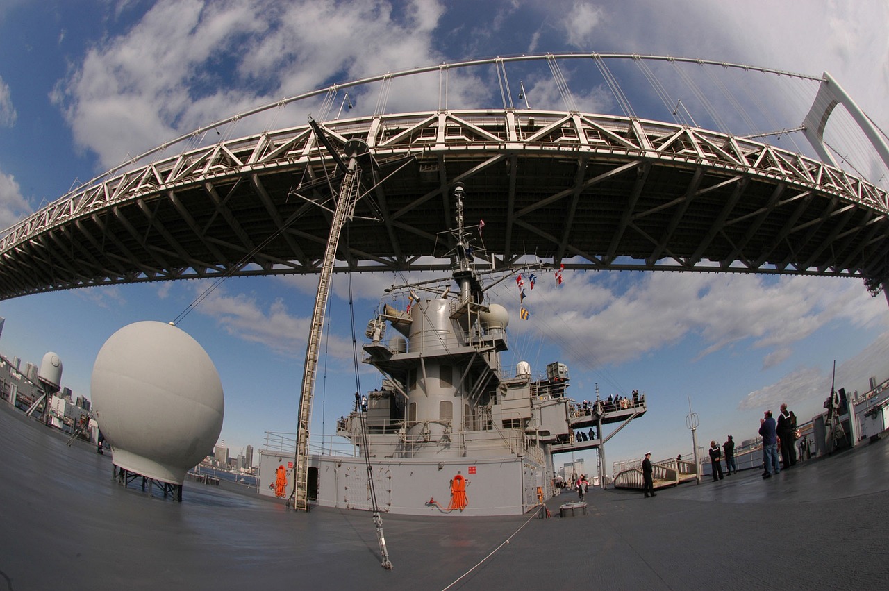 中国2艘航母同框现场，彰显海军崛起与坚定决心