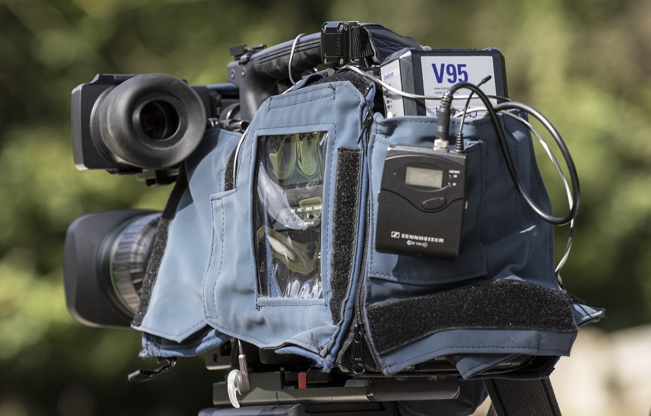 照亮大屏幕的秘密武器，投影仪幕布，如何让你的演讲与电影更加惊艳？