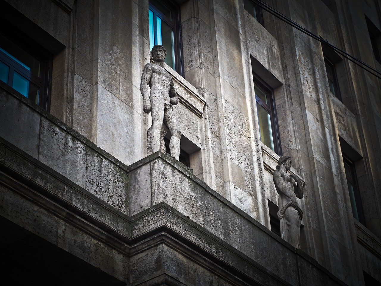 恐怖揭秘18层电梯，都市传说背后的诡异真相